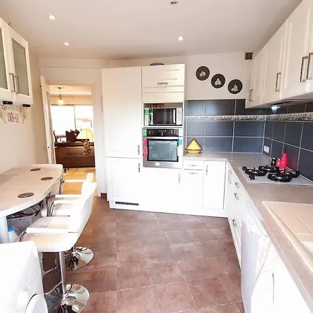 4p 100m², Centre-ville, Calme , Mer , Parking , Wifi Antibes